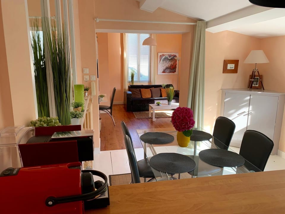 Coffee/tea facilities, Kitchen or kitchenette, Living room, Lounge or bar, Dining area