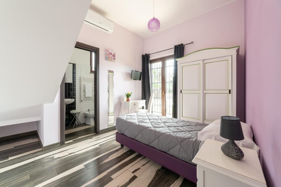 Bed, Photo of the whole room