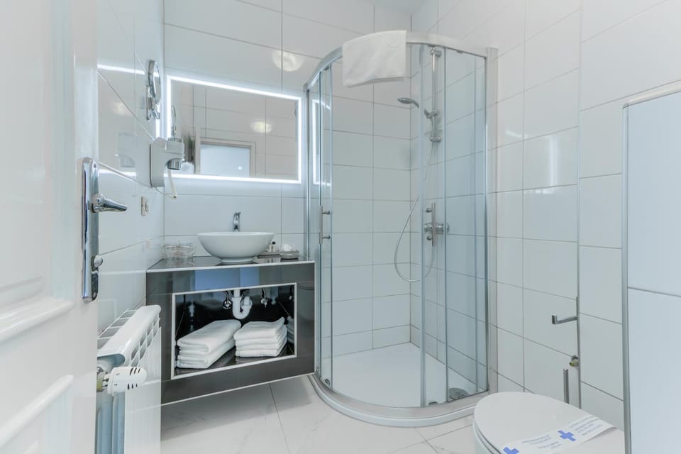 Shower, Toilet, Bathroom, towels