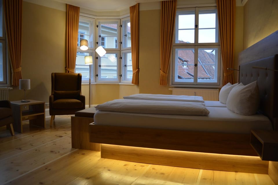 Bed, Decorative detail, Seating area