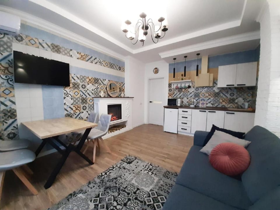 TV and multimedia, Living room, Lounge or bar, Seating area, Dining area