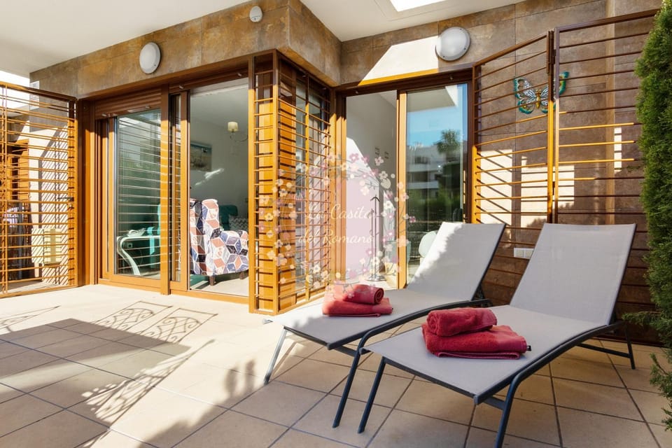 Balcony/Terrace, sunbed