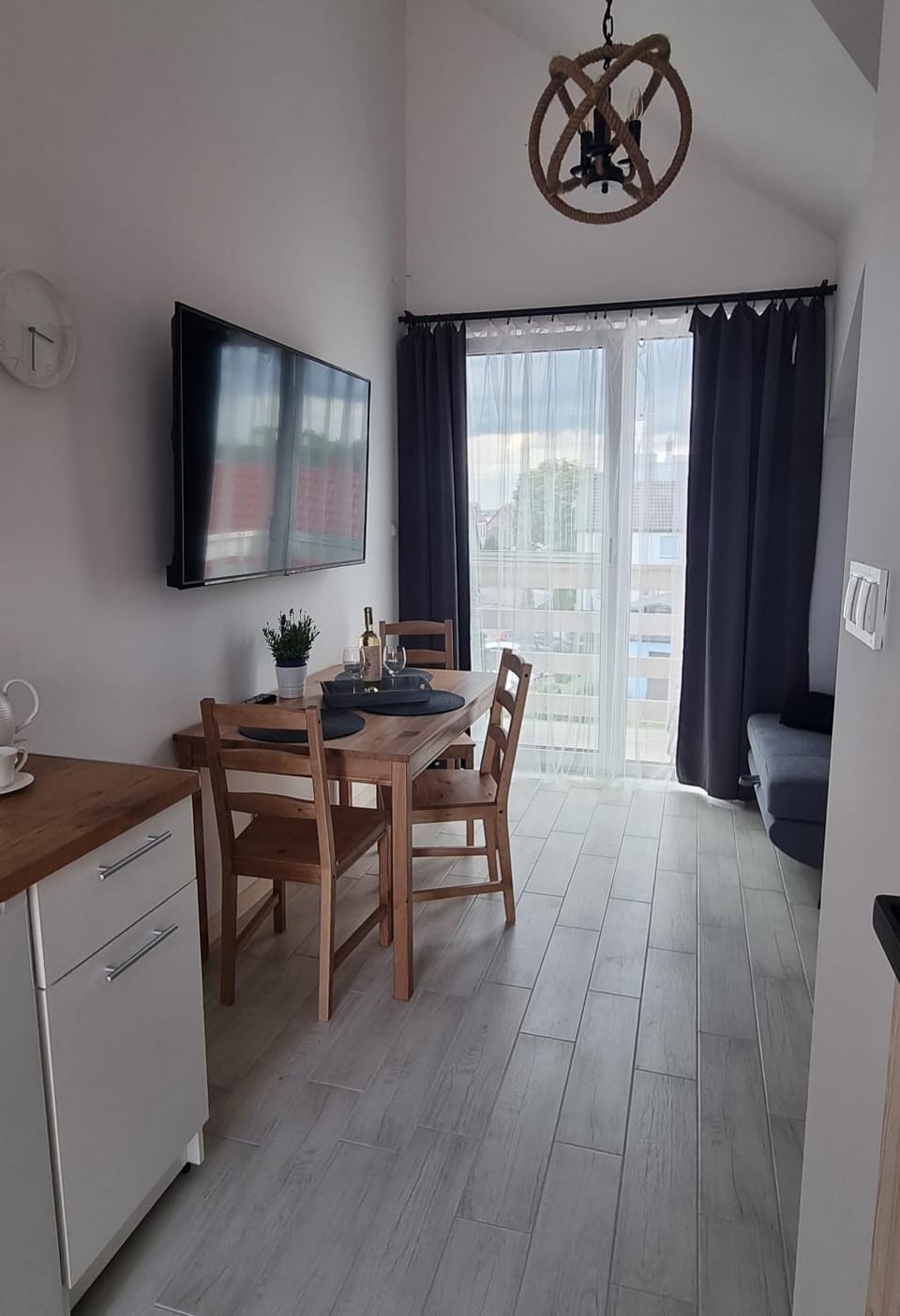 TV and multimedia, Living room, Seating area, Dining area