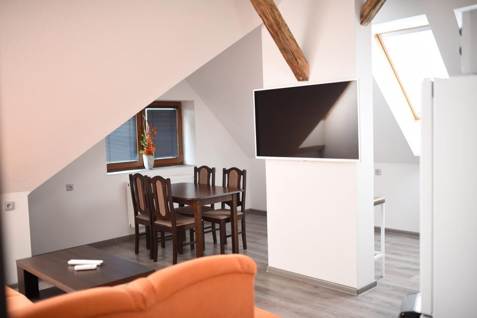 TV and multimedia, Kitchen or kitchenette, Living room, Seating area, Dining area