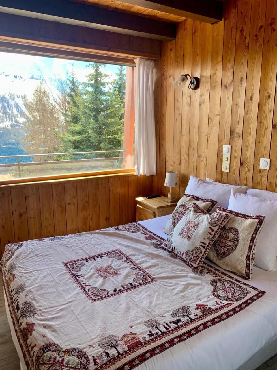 Bed, View (from property/room), Photo of the whole room, Decorative detail, Bedroom