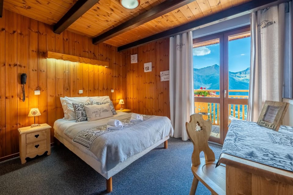 Bed, Photo of the whole room, Bedroom, Mountain view