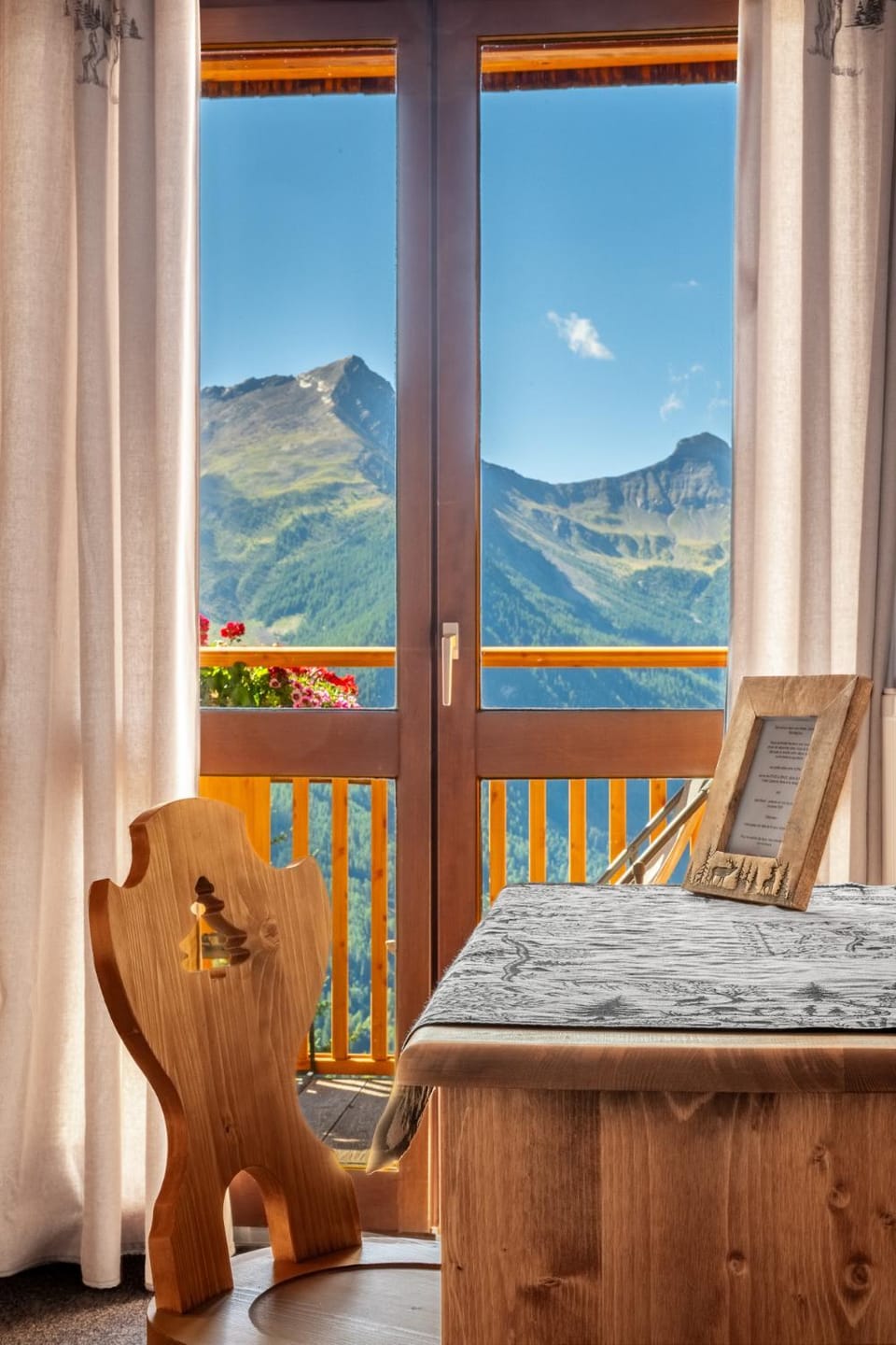 Balcony/Terrace, Bedroom, Mountain view