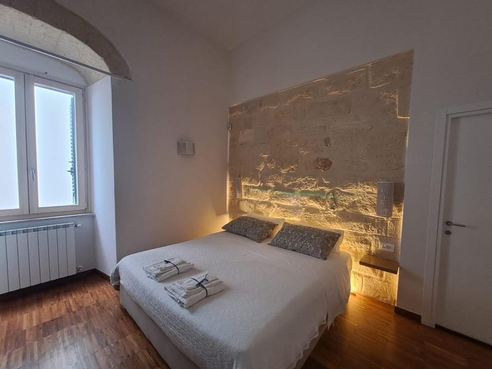 Bed, TV and multimedia, Bedroom, City view