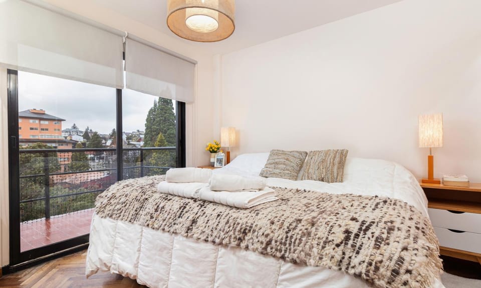 Bed, Photo of the whole room, Bedroom, City view, Street view