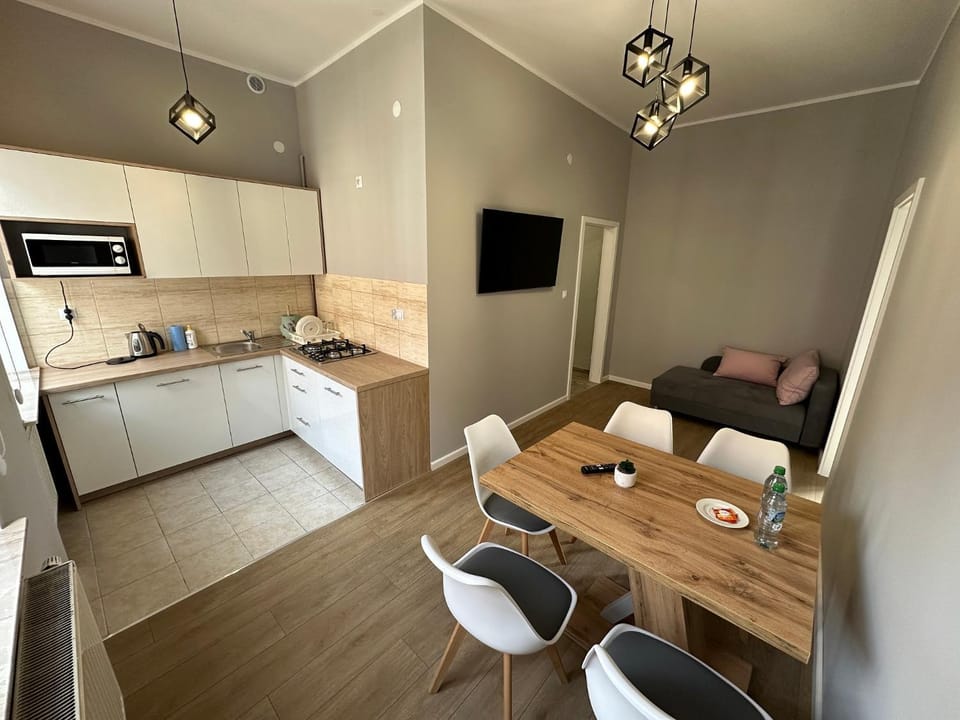 TV and multimedia, Kitchen or kitchenette, Living room, Seating area, Dining area, oven, stove
