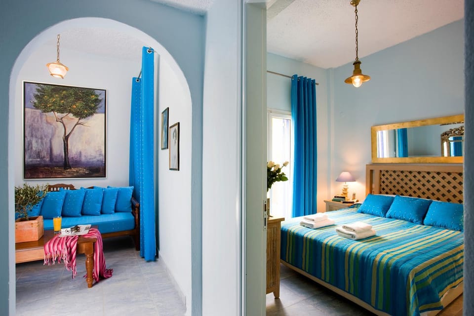 Bed, Living room, Photo of the whole room, Seating area, Bedroom