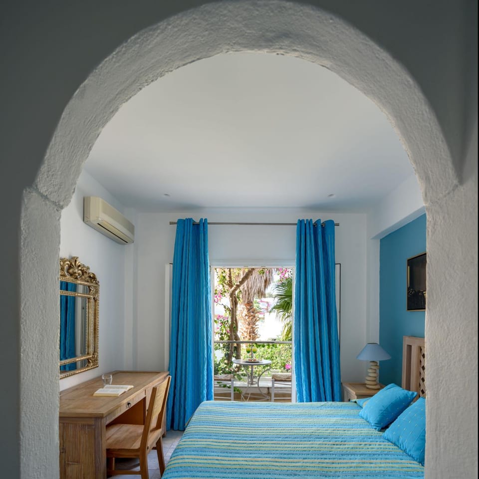 Bed, TV and multimedia, Photo of the whole room, Seating area, Bedroom, air conditioner