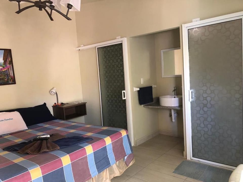 Shower, Toilet, Staff, Bed, People, Bathroom, TV and multimedia, Balcony/Terrace, Food, Garden view, Swimming pool, Breakfast, Drinks, Alcoholic drinks, Non alcoholic drinks, children, Family, internet, towels