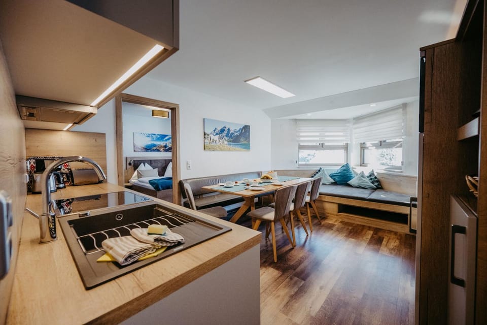 Kitchen or kitchenette, Dining area