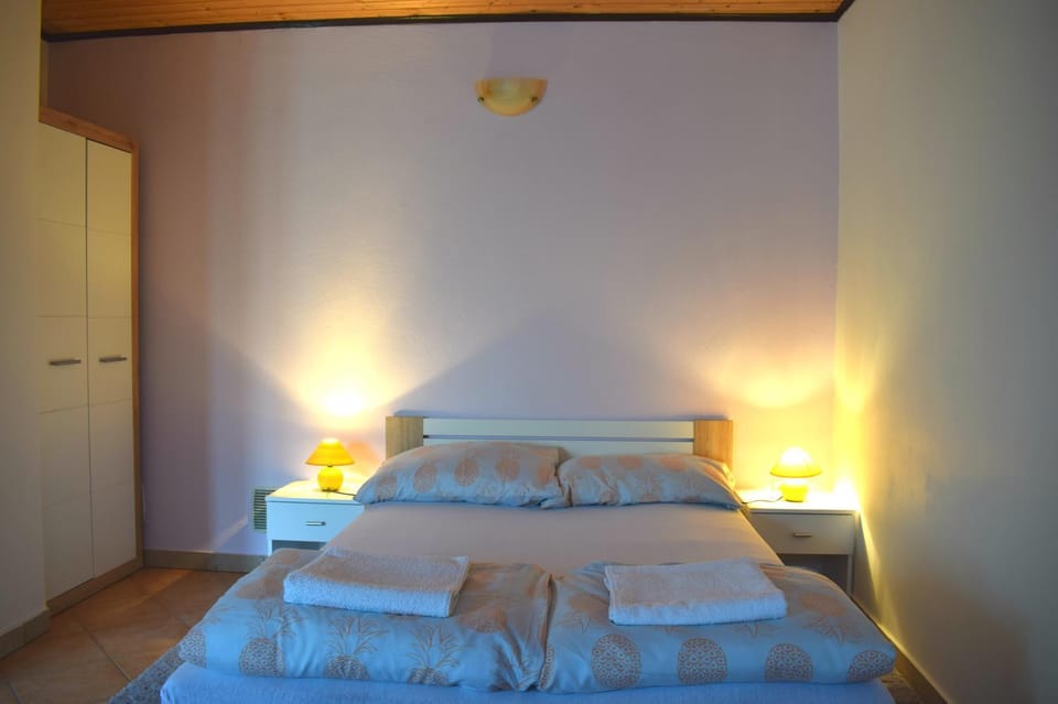 Bed, Decorative detail, Bedroom, Pets