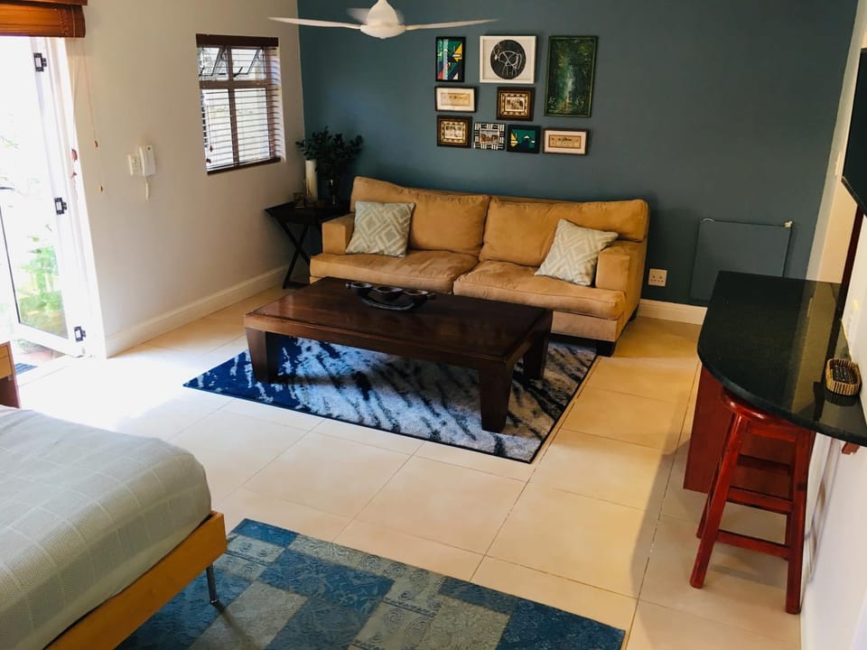 Photo of the whole room, Garden view
