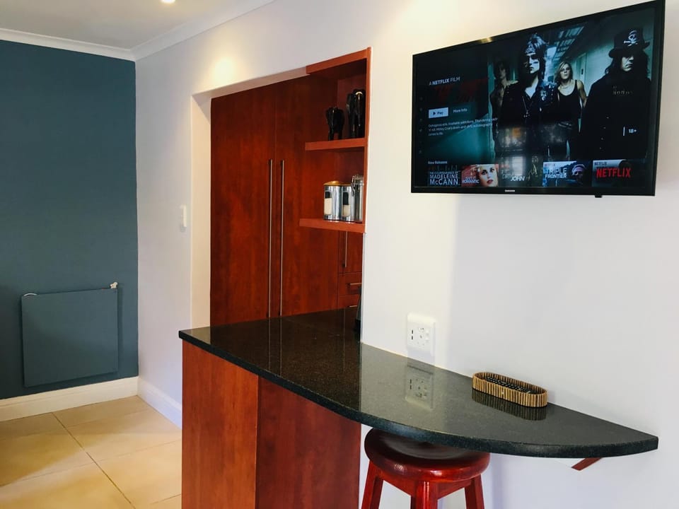Coffee/tea facilities, Kitchen or kitchenette, Living room, Seating area, Dining area