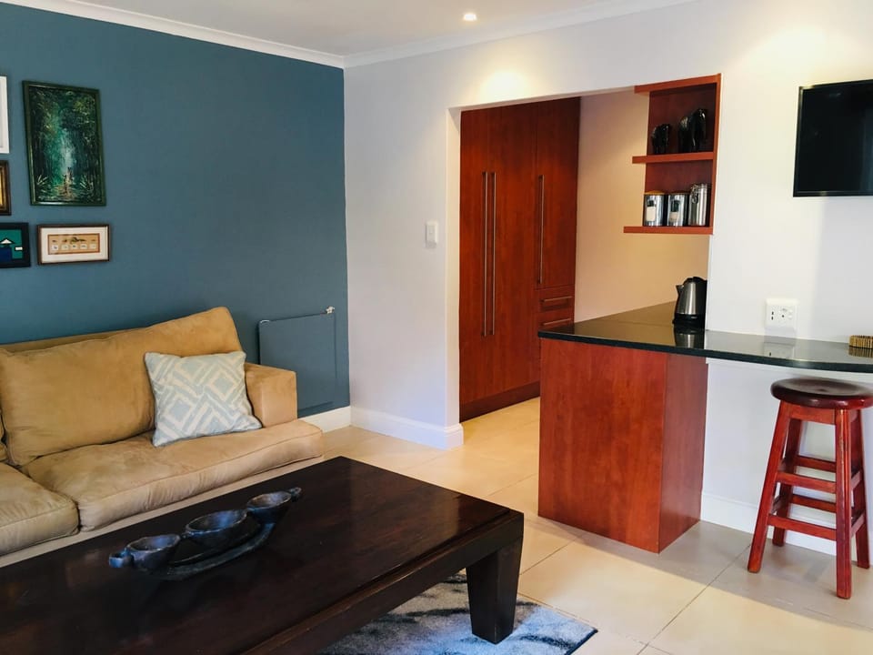 TV and multimedia, Coffee/tea facilities, Kitchen or kitchenette, Living room, Seating area, Dining area