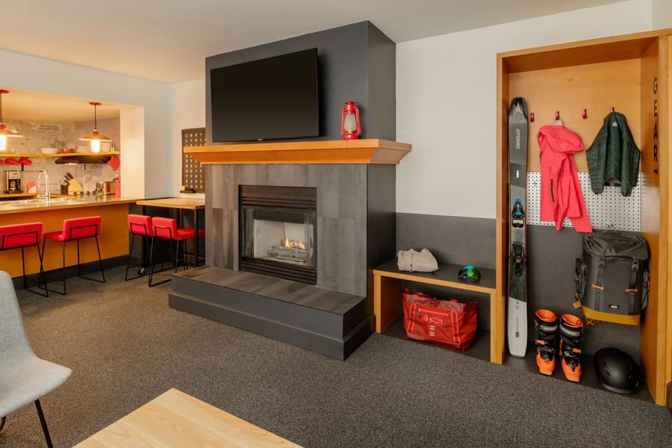 Kitchen or kitchenette, Living room, Seating area, flat iron, kitchen