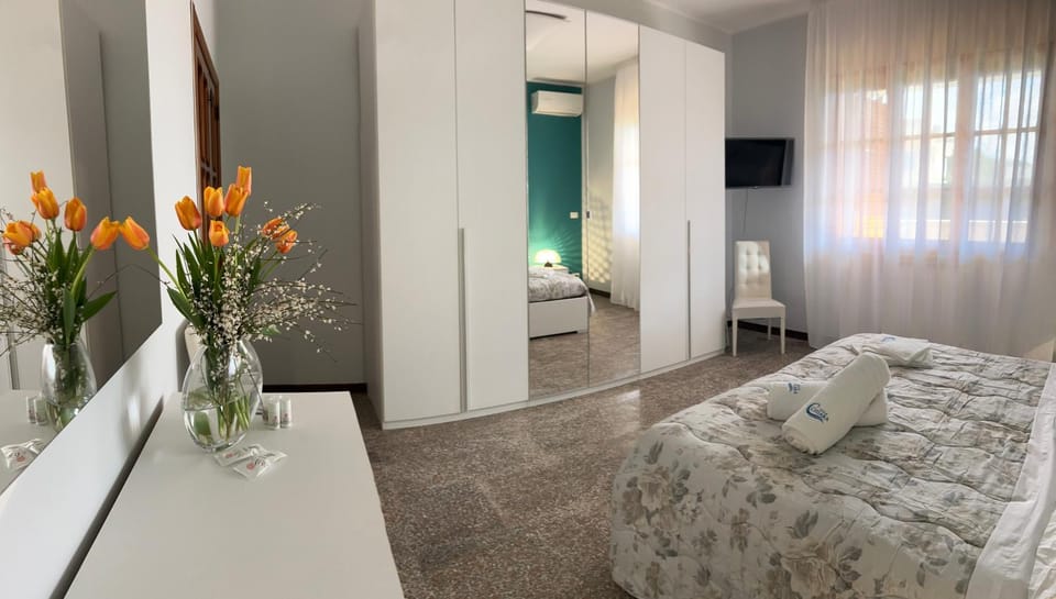 Bed, TV and multimedia, Photo of the whole room, Bedroom, wardrobe