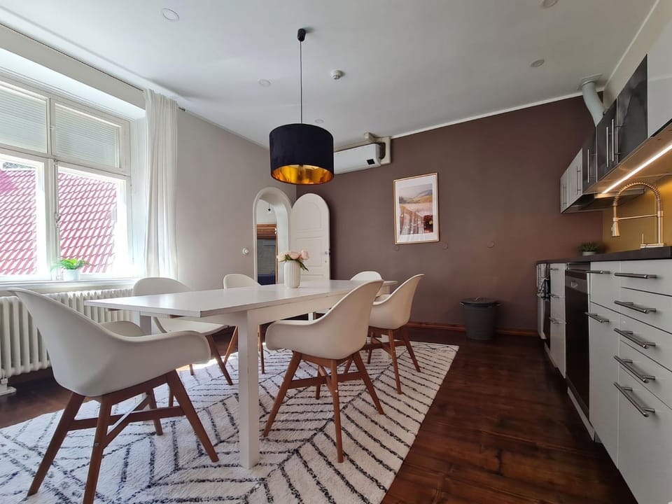 Kitchen or kitchenette, Seating area, Dining area, oven