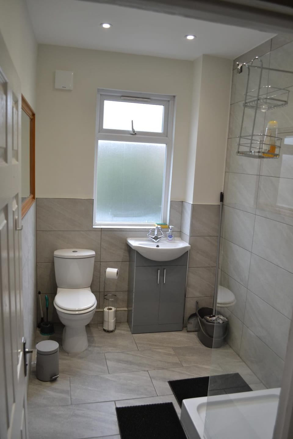 Three Bedroom Flat, Camborne Avenue W13 House in Brentford