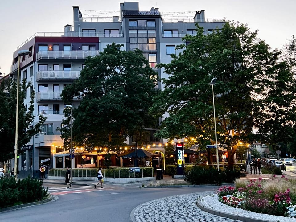 Restaurant/places to eat, Off site, Location