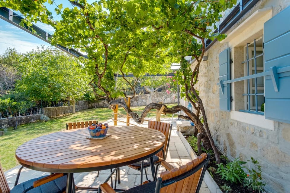 Patio, Off site, Day, Balcony/Terrace, Seating area