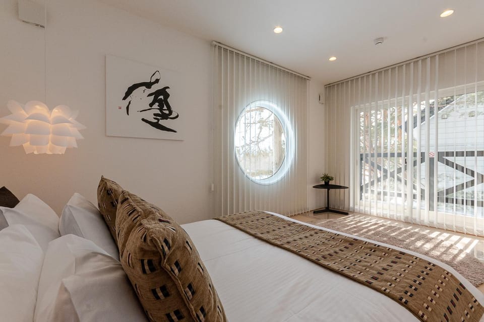 View (from property/room), Balcony/Terrace, Bedroom