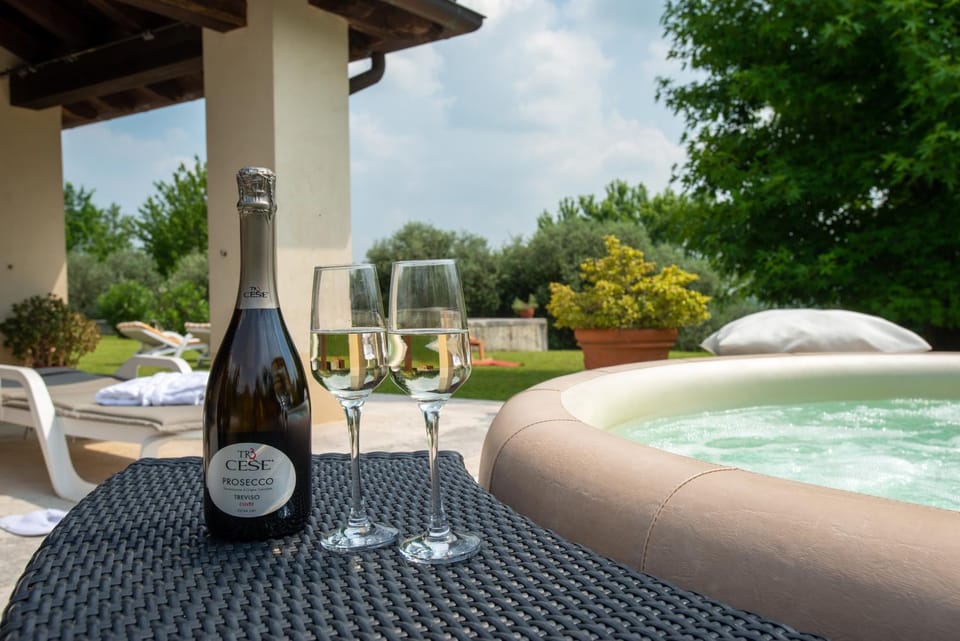 Patio, Day, Natural landscape, Garden, Hot Tub, Hot Tub, Food and drinks, Garden view, Pool view, Swimming pool, Drinks, Alcoholic drinks, sunbed