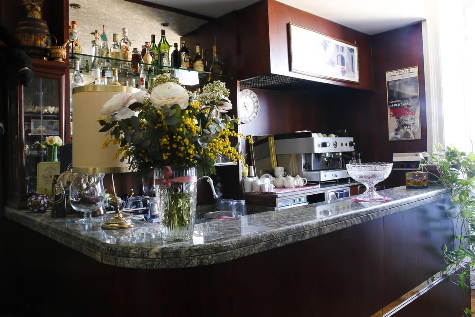 Restaurant/places to eat, Communal lounge/ TV room, Lounge or bar, Food, Drinks