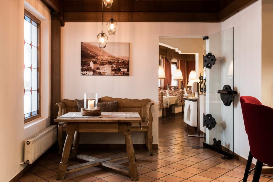 Restaurant/places to eat, Lounge or bar, Seating area