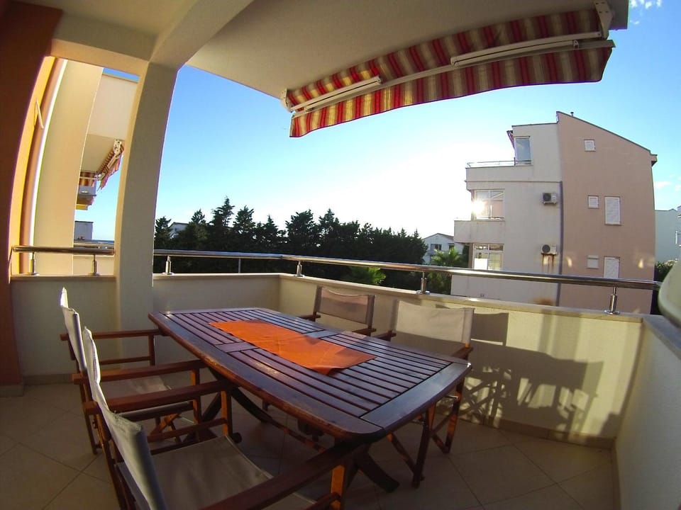 Spring, Day, Winter, Summer, Balcony/Terrace, Photo of the whole room, Decorative detail, Seating area, Autumn, On site, Street view, Sunrise, Sunset