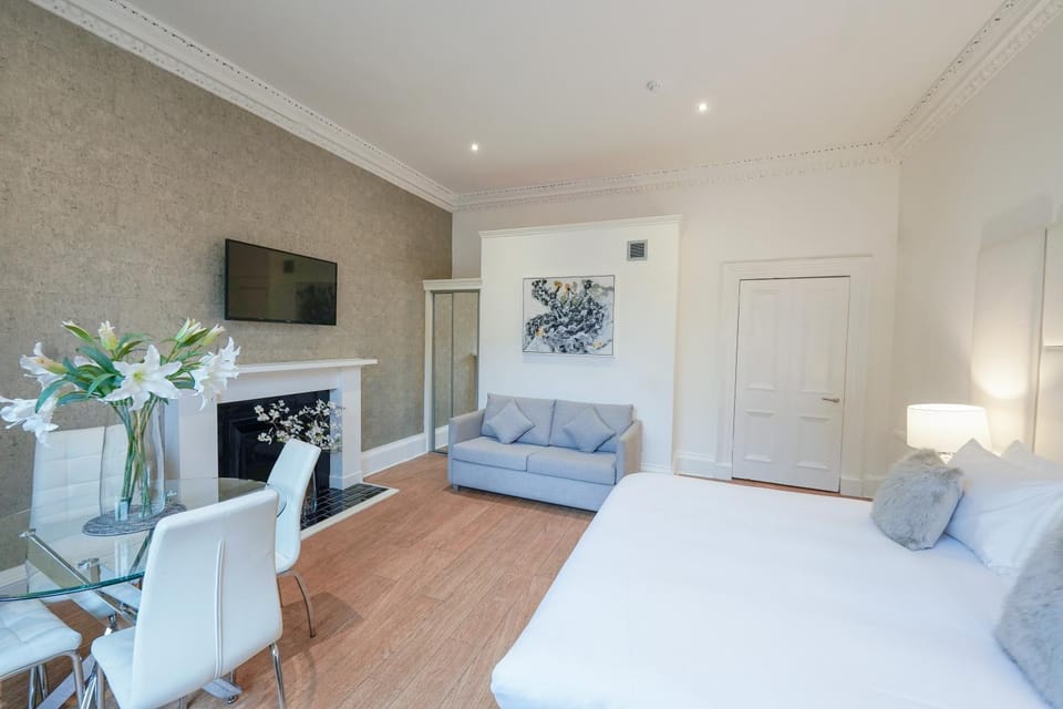 Bed, TV and multimedia, Seating area