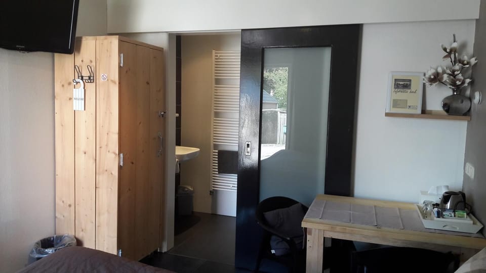 Photo of the whole room, Seating area
