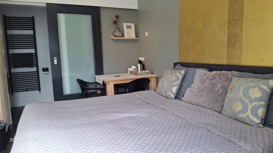 Property building, People, Bathroom, Other, Bedroom, Guests