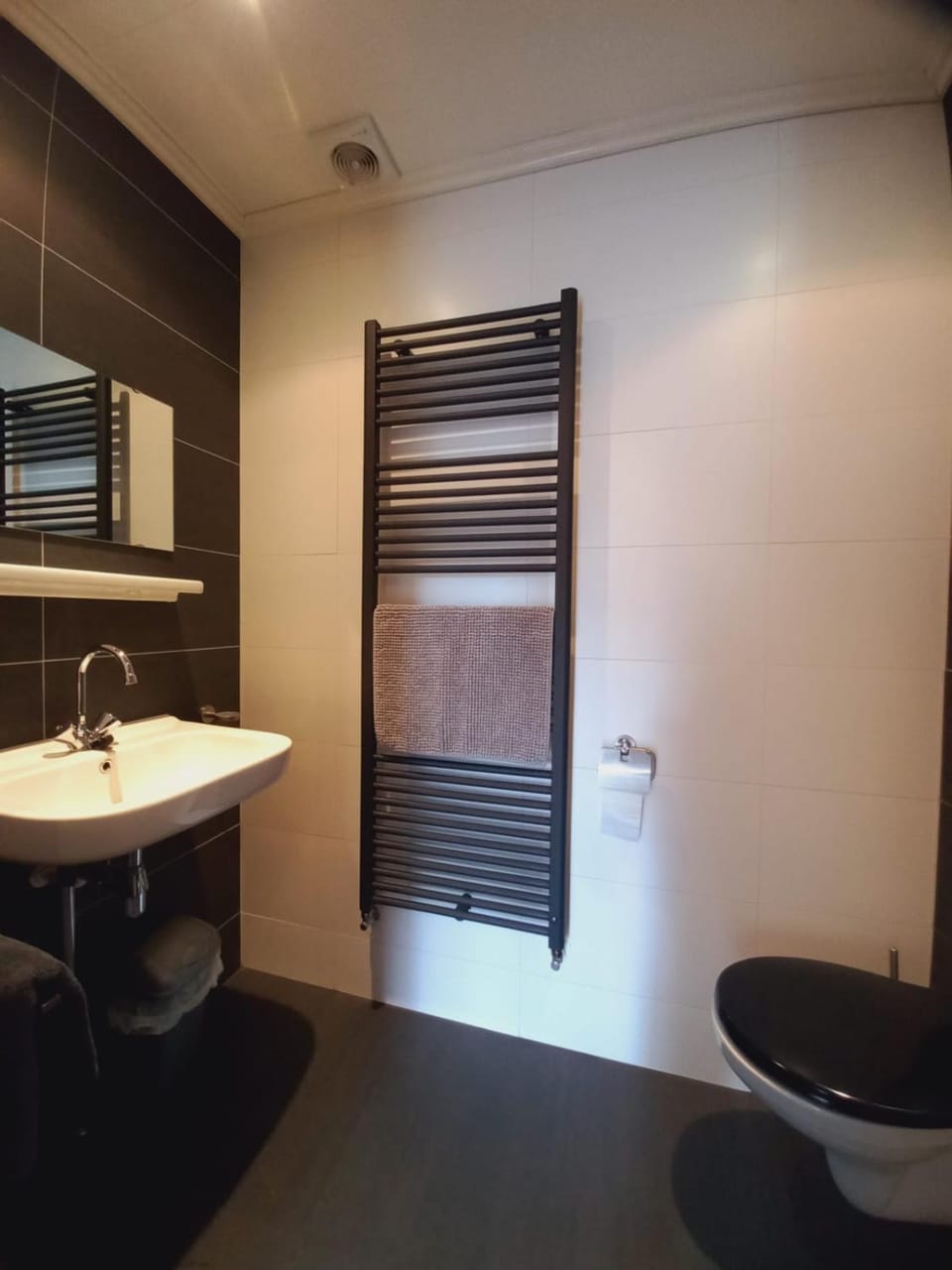 Shower, Toilet, Property building, Bathroom