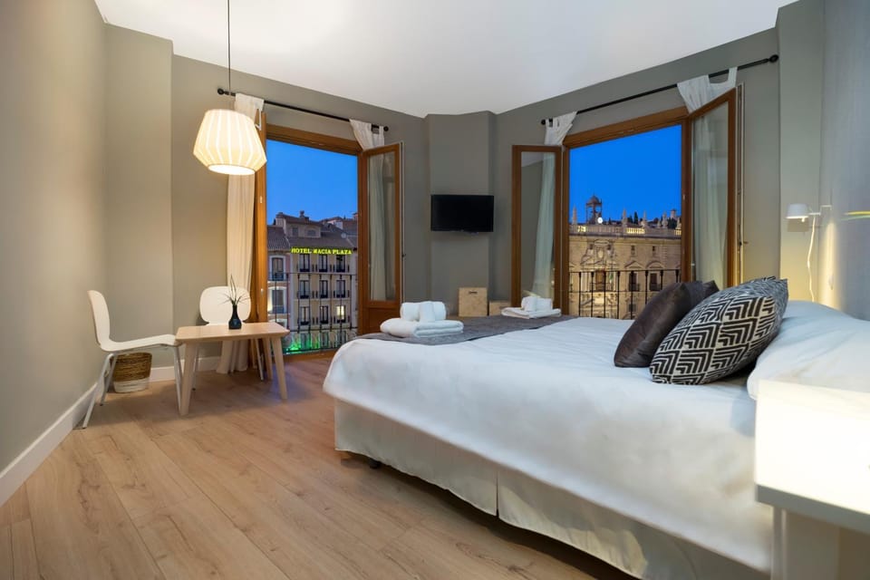 Photo of the whole room, City view, Street view