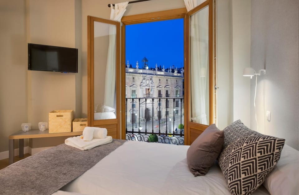 Bed, Photo of the whole room, Bedroom, City view