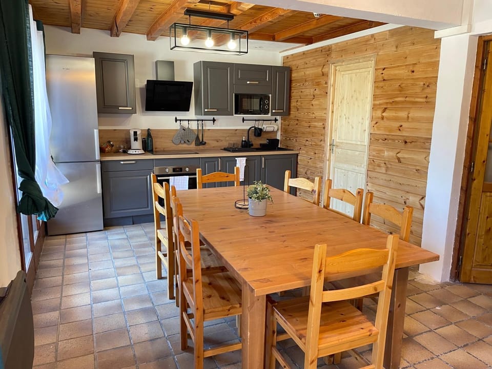 Kitchen or kitchenette, Dining area