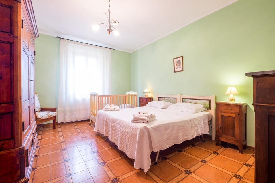 Photo of the whole room, cot