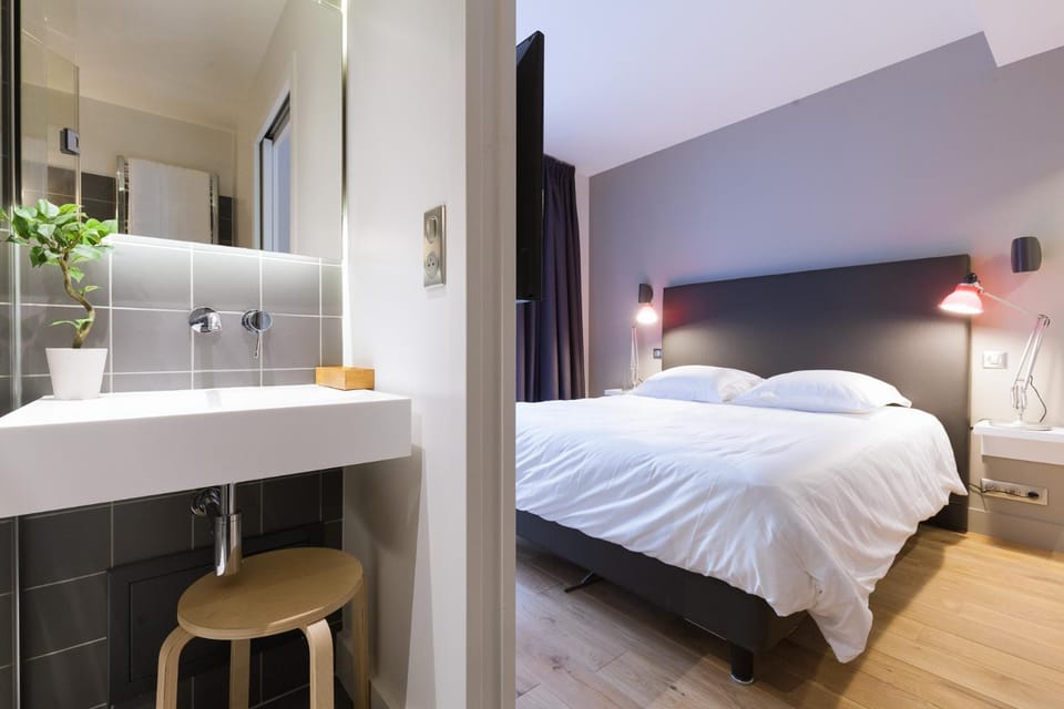 Bed, Photo of the whole room, Bedroom, towels