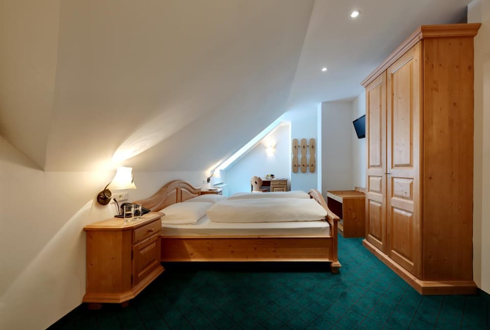 Bed, TV and multimedia, Photo of the whole room, Decorative detail, Bedroom, wardrobe