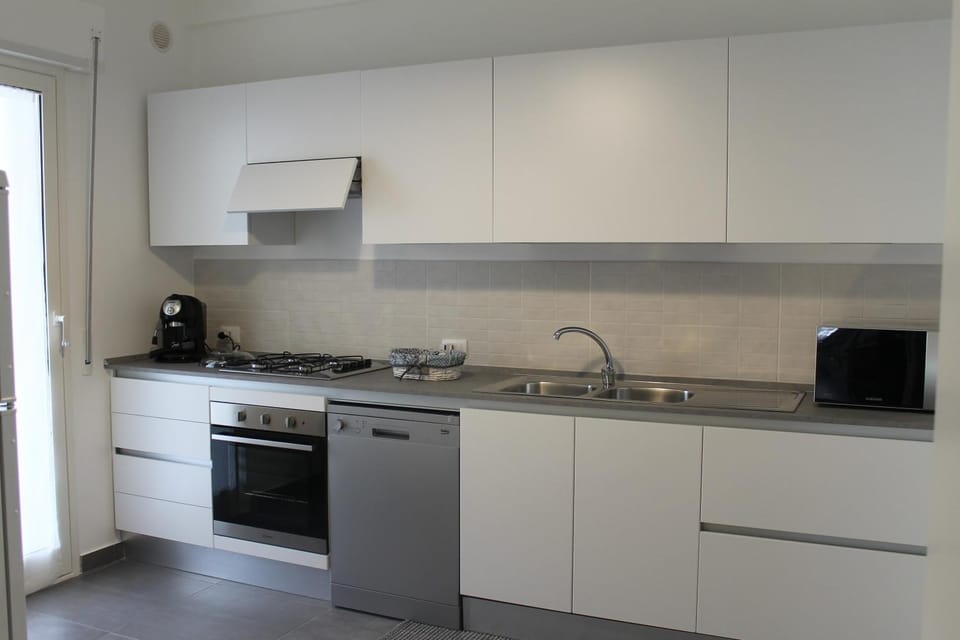 Coffee/tea facilities, Kitchen or kitchenette, Photo of the whole room