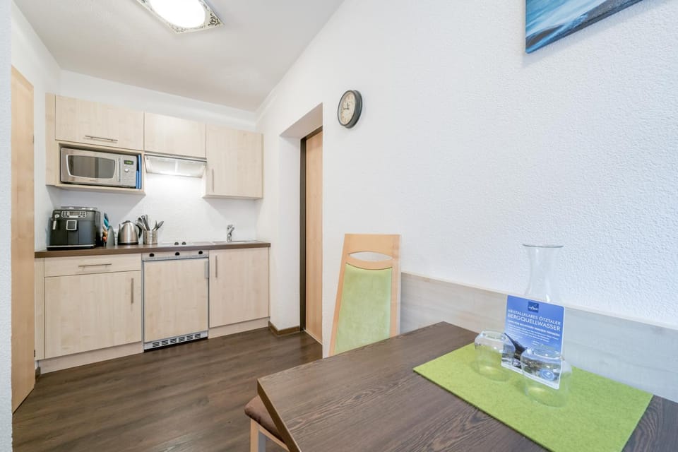 Kitchen or kitchenette, Dining area, Communal kitchen