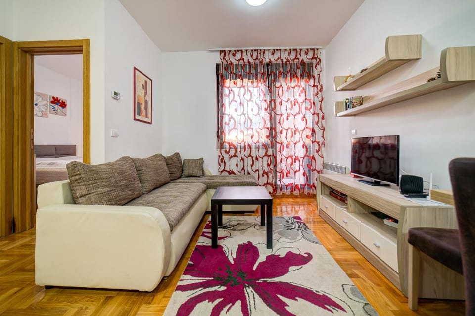 Communal lounge/ TV room, TV and multimedia, Living room, Lounge or bar, Seating area