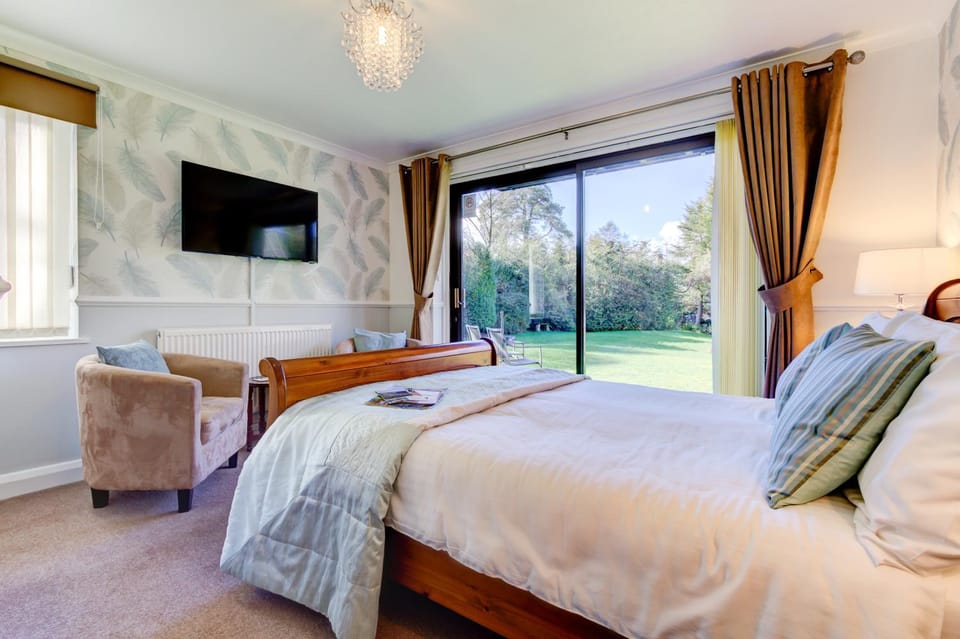 Photo of the whole room, Garden view