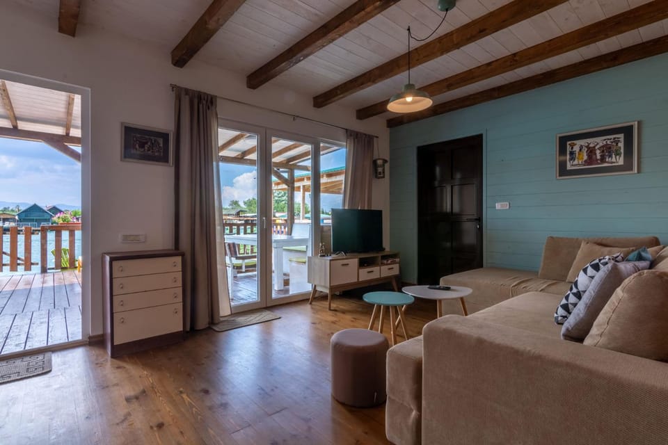 Day, TV and multimedia, Living room, Seating area, River view