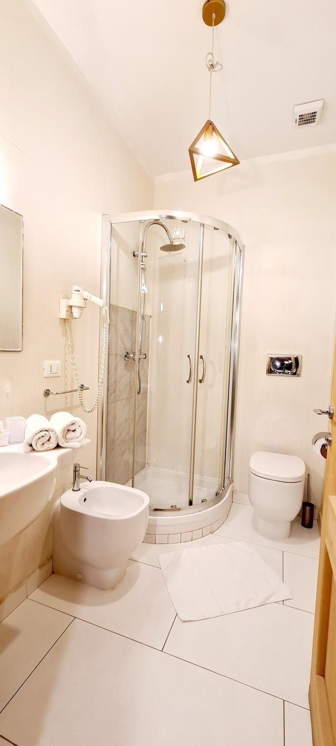 Shower, Toilet, Bathroom, bidet, towels