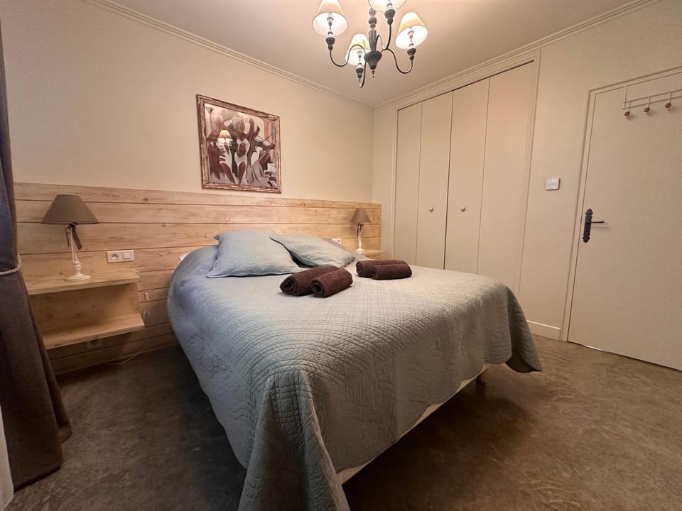 Bed, Photo of the whole room, Bedroom, wardrobe